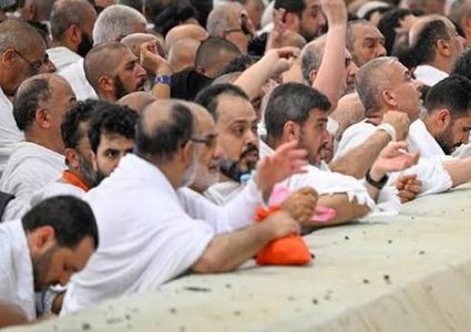 الحجاج يواصلون رمي الجمرات في آخر أيام التشريق
