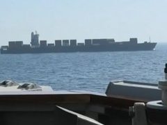 الجيش الأميركي يعلن تعطيل سفينة كانت متجهة إلى ميناء إيراني
