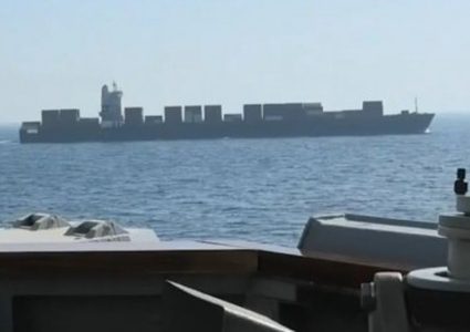 الجيش الأميركي يعلن تعطيل سفينة كانت متجهة إلى ميناء إيراني