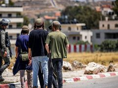 مستوطنون يهاجمون مواطنين في بيتا جنوب نابلس ويحتجزون مركبات