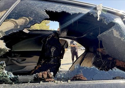 مستوطنون يهاجمون دير أبو مشعل ويحطمون مركبة شمال غرب رام الله