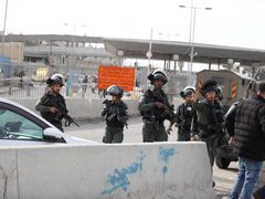 قوات الاحتلال تعتقل 4 شبان على حاجز الزعيم العسكري شرق القدس