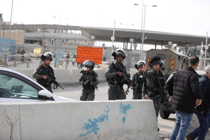 قوات الاحتلال تعتقل 4 شبان على حاجز الزعيم العسكري شرق القدس