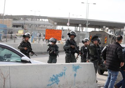 قوات الاحتلال تعتقل 4 شبان على حاجز الزعيم العسكري شرق القدس