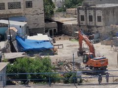 الاحتلال يهدم محال تجارية في سوق الخضار المركزي في بيتا جنوب نابلس