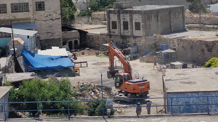 الاحتلال يهدم محال تجارية في سوق الخضار المركزي في بيتا جنوب نابلس