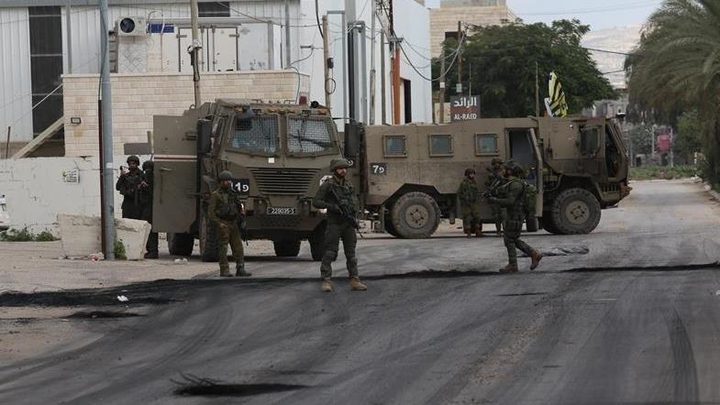 إصابة شاب واعتقاله خلال اقتحام قوة خاصة إسرائيلية لبلدة الظاهرية