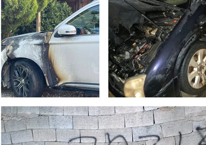 مستوطنون يحرقون مركبتين ويخطّون شعارات عنصرية في أم صفا شمال غرب رام الله