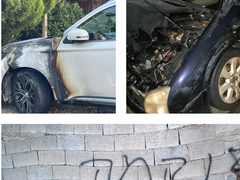 مستوطنون يحرقون مركبتين ويخطّون شعارات عنصرية في أم صفا شمال غرب رام الله