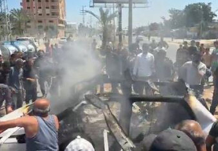 استهدافات متتالية على غزة منذ الصباح ..
المركبة التي قصفها الاحتلال في دير البلح وسط قطاع غزة صباح اليوم مما أسفر عن ارتقاء شهيد وعدة إصابات