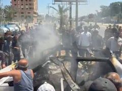 استهدافات متتالية على غزة منذ الصباح ..
المركبة التي قصفها الاحتلال في دير البلح وسط قطاع غزة صباح اليوم مما أسفر عن ارتقاء شهيد وعدة إصابات
