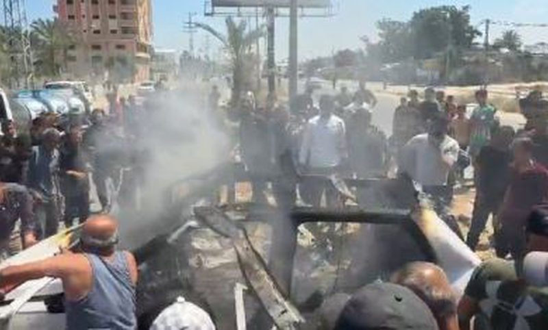 استهدافات متتالية على غزة منذ الصباح ..
المركبة التي قصفها الاحتلال في دير البلح وسط قطاع غزة صباح اليوم مما أسفر عن ارتقاء شهيد وعدة إصابات