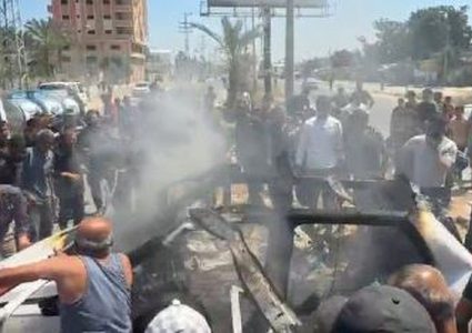 استهدافات متتالية على غزة منذ الصباح ..
المركبة التي قصفها الاحتلال في دير البلح وسط قطاع غزة صباح اليوم مما أسفر عن ارتقاء شهيد وعدة إصابات