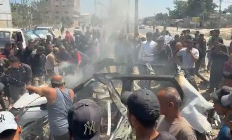 استهدافات متتالية على غزة منذ الصباح ..
المركبة التي قصفها الاحتلال في دير البلح وسط قطاع غزة صباح اليوم مما أسفر عن ارتقاء شهيد وعدة إصابات
