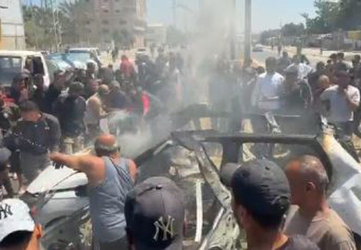 استهدافات متتالية على غزة منذ الصباح ..
المركبة التي قصفها الاحتلال في دير البلح وسط قطاع غزة صباح اليوم مما أسفر عن ارتقاء شهيد وعدة إصابات