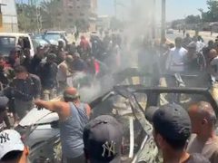 استهدافات متتالية على غزة منذ الصباح ..
المركبة التي قصفها الاحتلال في دير البلح وسط قطاع غزة صباح اليوم مما أسفر عن ارتقاء شهيد وعدة إصابات