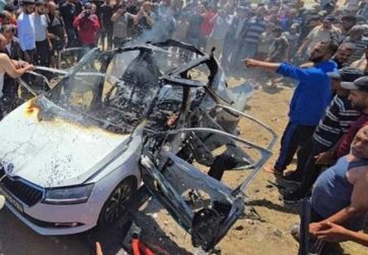 استهدافات متتالية على غزة منذ الصباح ..
المركبة التي قصفها الاحتلال في دير البلح وسط قطاع غزة صباح اليوم مما أسفر عن ارتقاء شهيد وعدة إصابات