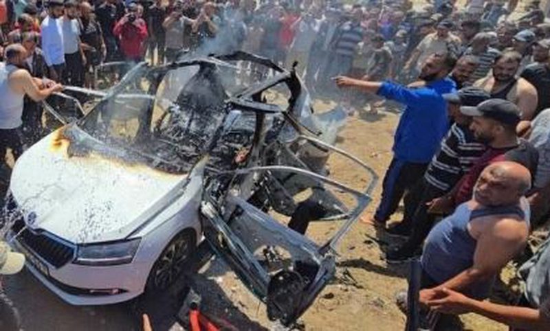 استهدافات متتالية على غزة منذ الصباح ..
المركبة التي قصفها الاحتلال في دير البلح وسط قطاع غزة صباح اليوم مما أسفر عن ارتقاء شهيد وعدة إصابات