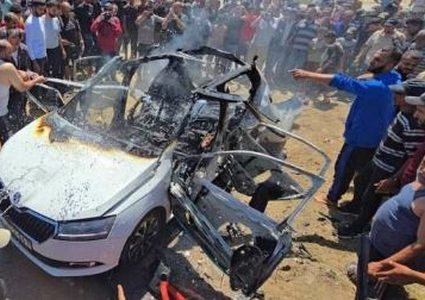 استهدافات متتالية على غزة منذ الصباح ..
المركبة التي قصفها الاحتلال في دير البلح وسط قطاع غزة صباح اليوم مما أسفر عن ارتقاء شهيد وعدة إصابات
