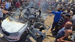 استهدافات متتالية على غزة منذ الصباح ..
المركبة التي قصفها الاحتلال في دير البلح وسط قطاع غزة صباح اليوم مما أسفر عن ارتقاء شهيد وعدة إصابات