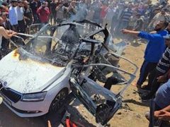 استهدافات متتالية على غزة منذ الصباح ..
المركبة التي قصفها الاحتلال في دير البلح وسط قطاع غزة صباح اليوم مما أسفر عن ارتقاء شهيد وعدة إصابات