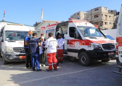 الهلال الأحمر ينفذ عملية إجلاء جديدة لـ33 مريضاً من قطاع غزة عبر معبر رفح