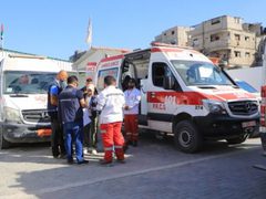 الهلال الأحمر ينفذ عملية إجلاء جديدة لـ33 مريضاً من قطاع غزة عبر معبر رفح