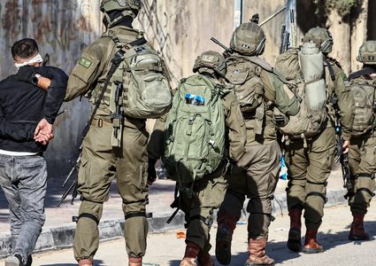 الاحتلال يعتقل 13 مواطنًا بينهم أسرى محررون في محافظة طولكرم