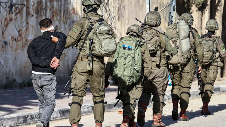 الاحتلال يعتقل 13 مواطنًا بينهم أسرى محررون في محافظة طولكرم