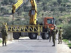 القدس: الاحتلال يشدد إجراءاته على حاجز بيت إكسا العسكري ويحتجز عشرات المركبات