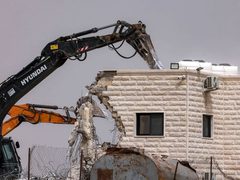 الاحتلال يهدم منزلا ومشغلا تجاريا في بلدة جبع شمال القدس