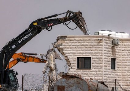 الاحتلال يهدم منزلا ومشغلا تجاريا في بلدة جبع شمال القدس