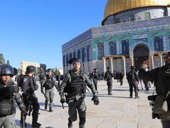 الاحتلال يعتقل حارس الأقصى خليل الترهوني ويمدد اعتقال شاب مقدسي