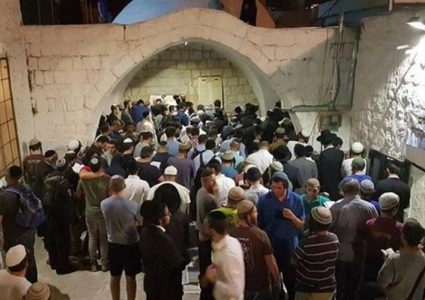 مستوطنون يعتدون على مواطن في بيتا والاحتلال يقتحم مقام يوسف