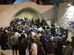 مستوطنون يعتدون على مواطن في بيتا والاحتلال يقتحم مقام يوسف