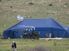 مستوطنون ينصبون خيمتين في أراضي المواطنين بقرية بير الباشا جنوب جنين