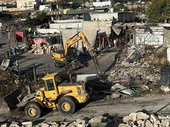 الاحتلال يهدم منشأة صناعية ويستولي على جرافة في محافظة بيت لحم