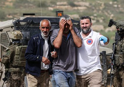 إصابتان برصاص الاحتلال احداهما خطيرة وآخر باعتداء مستوطنين غرب الخليل