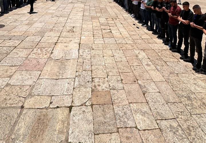 60 ألف مصل يأدون صلاة الجمعة في المسجد الأقصى المبارك