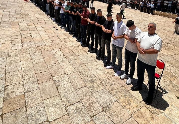 60 ألف مصل يأدون صلاة الجمعة في المسجد الأقصى المبارك