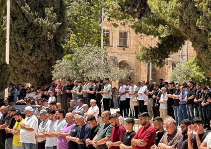 60 ألف مصل يأدون صلاة الجمعة في المسجد الأقصى المبارك