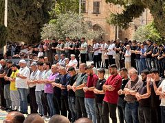60 ألف مصل يأدون صلاة الجمعة في المسجد الأقصى المبارك