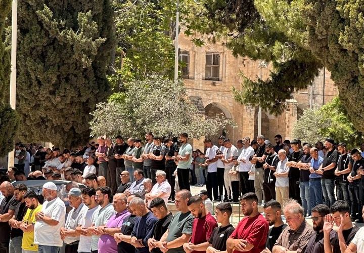 60 ألف مصل يأدون صلاة الجمعة في المسجد الأقصى المبارك