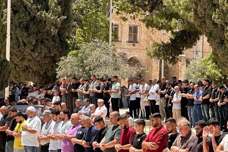 60 ألف مصل يأدون صلاة الجمعة في المسجد الأقصى المبارك