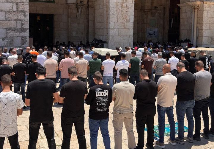 60 ألف مصل يأدون صلاة الجمعة في المسجد الأقصى المبارك