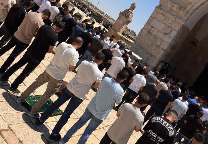 60 ألف مصل يأدون صلاة الجمعة في المسجد الأقصى المبارك