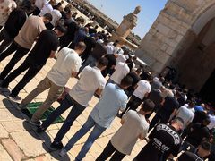 60 ألف مصل يأدون صلاة الجمعة في المسجد الأقصى المبارك