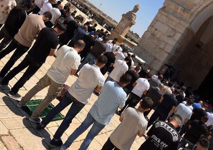 60 ألف مصل يأدون صلاة الجمعة في المسجد الأقصى المبارك