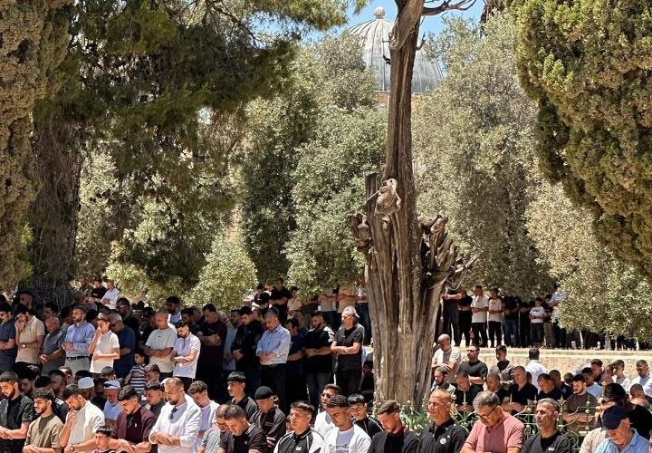 60 ألف مصل يأدون صلاة الجمعة في المسجد الأقصى المبارك