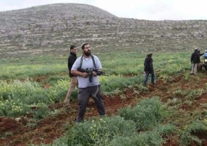 مستعمرون يحرثون اراضي المواطنين في اذنا